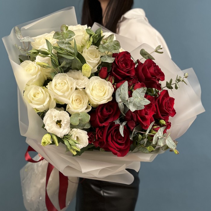 Букет романтика в красном и белом